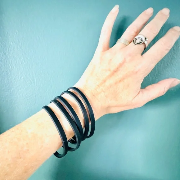 Hot Topic Black Rubber Gummy Bracelets 15 pc Silicone Jelly Wristbands 80s set - Picture 8 of 9